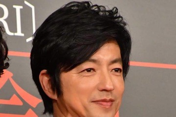 「この笑顔はズルすぎる」大沢たかお、カジュアルコーデの自然体SHOTにファン悶絶「カッコ良すぎてメロメロ」 画像