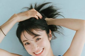 今年で俳優デビュー25周年！上戸彩、笑顔はじけるブルードレスSHOTで力強い美しさ 画像