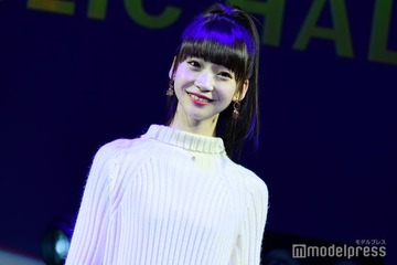 第1子妊娠中の元NGT48荻野由佳、ノースリーブ赤ワンピでふっくらお腹際立つ「大きくなってる」「綺麗」 画像