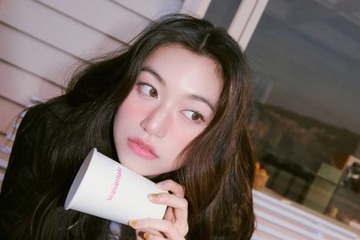 wakemake、ふわツヤ仕上げのパウダーチーク「シアーブリーズブラッシャー」が新登場！ 画像