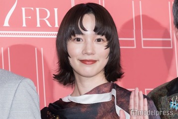 のん、ミニ丈で美脚披露「テレ東音楽祭」オフショットに絶賛の声続々 画像