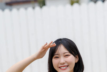 田中美久、美バスト際立つビキニSHOT披露！1980年代後半と現代のテイストを織り交ぜたファッションに挑戦 画像