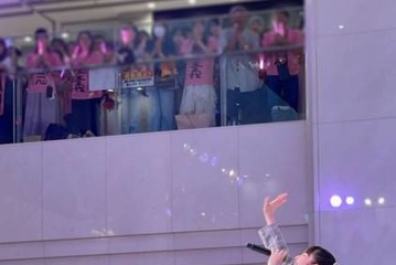 今夏で芸能界引退の道重さゆみ、ファンに囲まれた笑顔のリリイベSHOTに反響「幸せな空間」「衣装かわいいっ」 画像