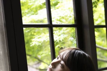 似鳥沙也加、ほっそり美背中を大胆見せ！完全受注生産の“幻の1冊”がデジタルでよみがえる 画像