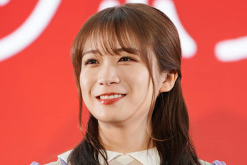 秋元真夏、亡き祖父との“お揃い”風コーデSHOTにファンほっこり「素敵な笑顔」「可愛すぎる」 画像
