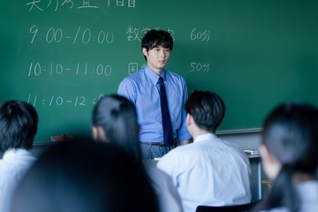 「意識しまくって挙動不審」…恋する磯村勇斗“健治”の行動に視聴者多数反応「僕達はまだその星の校則を知らない」第6話 画像
