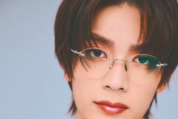なにわ男子・高橋恭平、ネクタイ・リムレスメガネ…モードな表情披露 画像