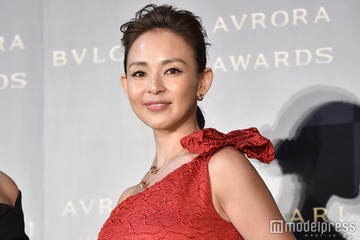 SHIHO、親子で圧巻美脚披露 ショーパン姿の写真に「脚長い」「スタイル抜群」の声 画像