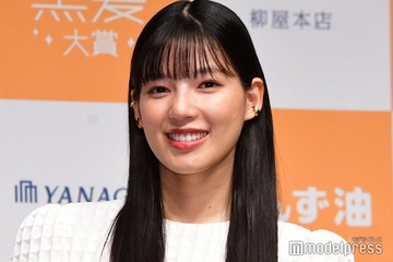 石井杏奈、金髪ボブ×ミニワンピで“ヘルシー肌見せ”「可愛すぎて二度見」「服の色とマッチしてる」の声 画像