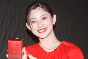 朝比奈彩「すごい色キレイ」毎日メイクに愛用するヌーディー系リップ 画像