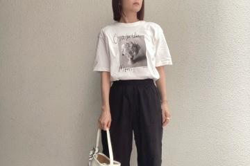 小物の抜け感で大人映え。白Tとフリルパンツの絶妙甘辛バランス【40代の毎日コーデ】 画像