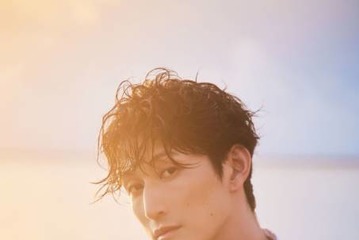 磯野大、海をバックに引き締まった肉体がチラリ！伊豆諸島を舞台に多彩な魅力が光る 画像