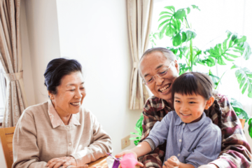 朝食を食べる70代の祖父母と孫　次の瞬間⇒祖父の”古い言葉”に「微笑ましい」「祖母も加わった」 画像