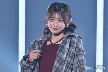 CUTIE STREET板倉可奈、大人っぽバーガンディコーデで美脚チラリ【TGC2025A/W】 画像