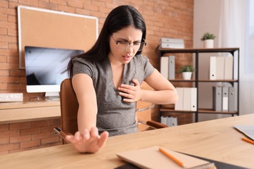 疲労感を放置していたら、ある日「胸がズキッ」！更年期に差しかかった49歳女性の違和感とは 画像