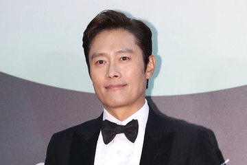 イ・ビョンホンから姉妹に間違えられた日本美人女優2人、記念3ショット公開「確かに似てる」「貴重」と話題 画像