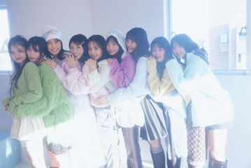 櫻坂46の4期生が仲良くぎゅっと密着！きれい色ニットを着こなしガーリーな魅力が満開 画像