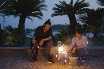 Snow Man向井康二＆ラウール、互いのリスペクト語る 静岡で“ラウこじ”グルメ旅・手持ち花火満喫【インタビュー】 画像