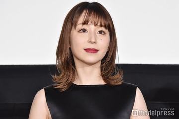 平野綾、美背中大胆披露のドレス姿で38歳誕生日報告「視線が奪われる」「うっとりするほど綺麗」の声 画像