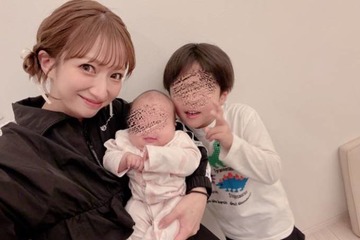 辻希美、仕事の後は母親業！0歳次女＆6歳三男との笑顔SHOT公開「お二人さんをお風呂 入れまーす」 画像