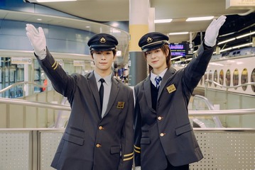 INI後藤威尊＆佐野雄大、1日駅長に就任 コラボ車両“マジラピ号”に興奮「背筋が伸びていた気がします」 画像