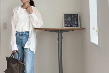 大人の白シャツ×デニム。きれいめ着こなしのコツは、素材感と小物選び【40代の毎日コーデ】 画像