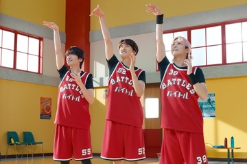 Snow Man深澤辰哉・佐久間大介・向井康二、お揃いバスケユニフォーム姿で新CM出演 華麗なシュートも披露 画像