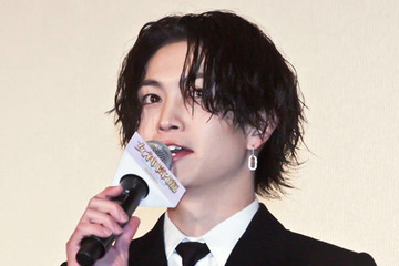 「需要しかない」綱啓永、クールなサングラス×パーカーSHOTに反響「かっこよすぎ」 画像