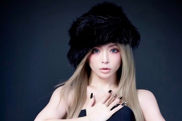 浜崎あゆみ、自宅の豪華クリスマスツリー2本披露 息子2人も写り込み「このたった一枚から伝わる兄弟の性格の違い」 画像