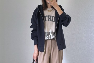 大人のパーカースタイル。上品見えのコツは、ハリ感のあるダンボール素材【40代の毎日コーデ】 画像