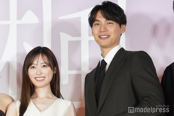 福士蒼汰＆福原遥、腕組みでジャパンプレミア登壇 福原は「初出し」の秘密告白【楓】 画像