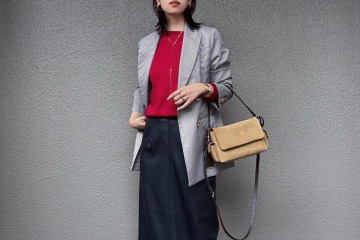 赤ニットが主役。柄ジャケット×タイトスカートの大人かっこいいオフィスコーデ【40代の毎日コーデ】 画像