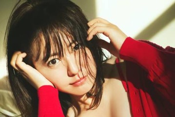 磯山さやか、カーディガンから魅惑の美谷間がチラリ！白い素肌が輝くナチュラルSHOT披露 画像