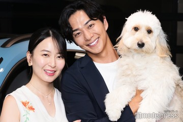 「バチェラー」岩間恵、夫・友永真也とゴルフへ 全身ピンクのミニスカウェア姿公開で「美脚すぎる」「素敵な夫婦」の声 画像