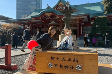 尾崎里紗アナ、元気いっぱいな息子の七五三で大奮闘「みんなで写真を撮るのは一苦労。笑」 画像