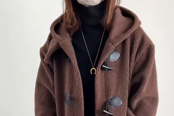 旬のチョコレートカラーを使った大人コーデ。 テディ素材コート×タックパンツで作るワントーンスタイル 【40代の毎日コーデ】 画像