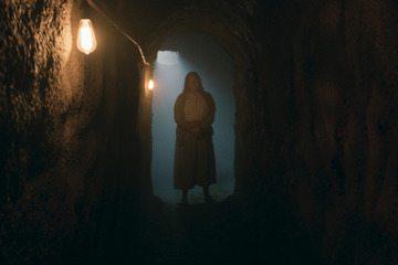 誰もいるはずのない廃墟の街に謎の老婆が…その正体は？『シェルビー・オークス』本編映像＆場面写真 画像