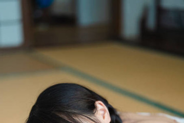 坂倉花、ヘルシーな肌見せ姿で畳にごろん！バリエーション豊かな衣装で新たな魅力が光る 画像