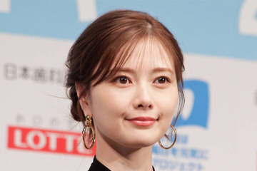 白石麻衣、もふもふ犬に埋もれる癒しSHOTにファン悶絶「ビジュ大爆発」「めちゃめちゃ可愛い」 画像