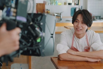timelesz橋本将生、初の単独CM出演決定 エプロン姿で料理の腕前見せる 画像