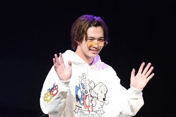 「今日好き」今井暖大、メガネずらしにキュン ポンパドール×ヒョウ柄ベルト姿に「イケイケ」「かっこよすぎ」と反響【学生ランウェイ】 画像