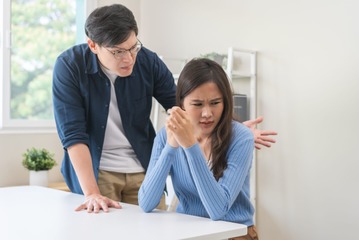 「お前、頭おかしいんじゃねえの？」細かいことで謝罪を強要し、人前で妻を笑いものにする夫。「これは普通なの？」居場所を奪わた妻が感じていた、言葉にできない恐怖とは 画像