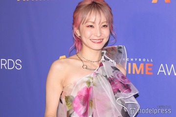 LiSA、パンクな衣装＆網タイツで美脚スラリ「最高にクール」「唯一無二のオーラ」と反響 画像