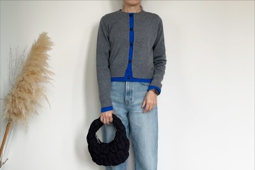 バイカラーカーデなら１枚でコーデがキマる！鮮やかなブルーの差し色で洗練した着こなしが完成【40代の毎日コーデ】 画像