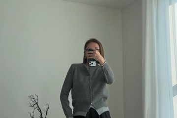 グレー×ブラックの定番配色がぐっと垢抜ける。ワイドパンツ×コンパクトトップスでつくる、シルエットのメリハリ着こなし術【40代の毎日コーデ】 画像