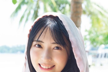AKB48佐藤綺星「週プレ」表紙初登場 チューブトップビキニ姿披露 画像