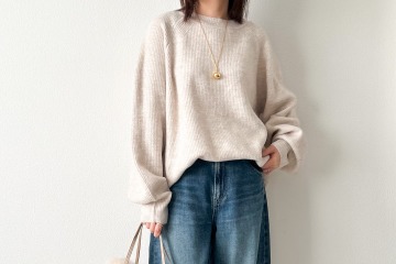 デニム×ベージュニット。シンプルな組み合わせを洗練見せする着こなしテクとは【40代の毎日コーデ】 画像