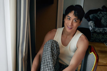 テレンス・ラウ「声とからだの両面から役作り」　『長安のライチ』劇中とのギャップ際立つポートレート到着 画像