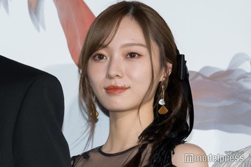 乃木坂46梅澤美波、ミニスカショットに視線集中「無邪気で可愛い」「スタイル最高」 画像