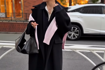 ユニクロニットを肩掛けで刺し色に。大人が楽しめるピンクの投入テク【40代の毎日コーデ】 画像